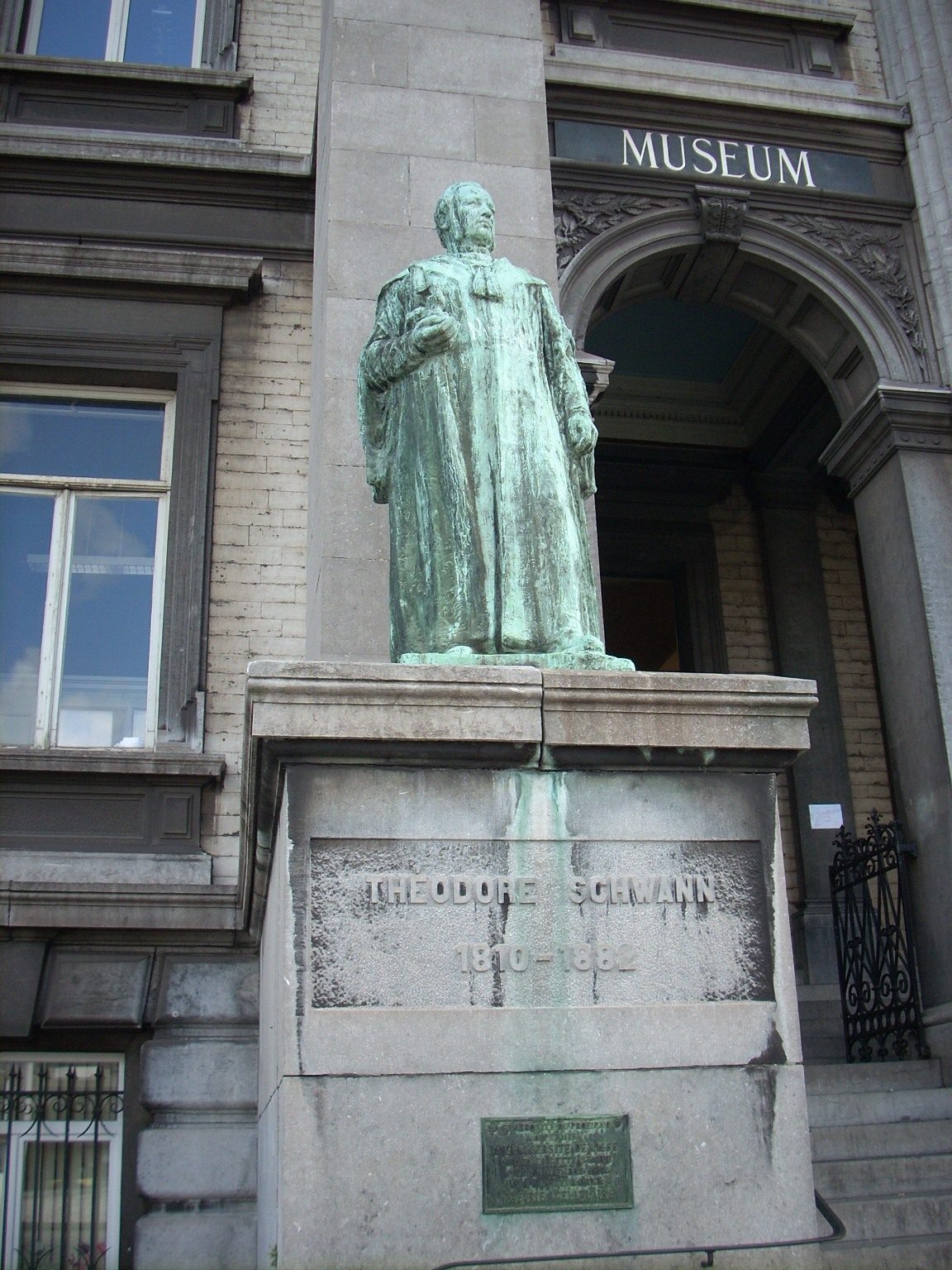 Theodore%20Schwann%20monument%2C%20Liege%20-%201.JPG